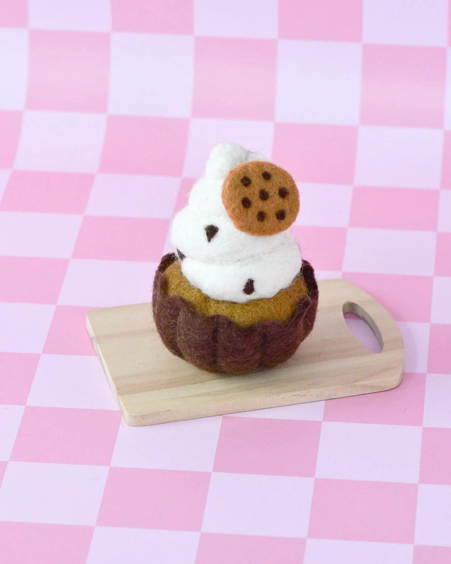 Cupcake géant en feutre aux biscuits et à la crème