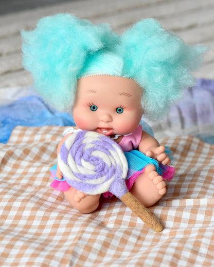 Sucette tourbillonnante violette et blanche en feutre