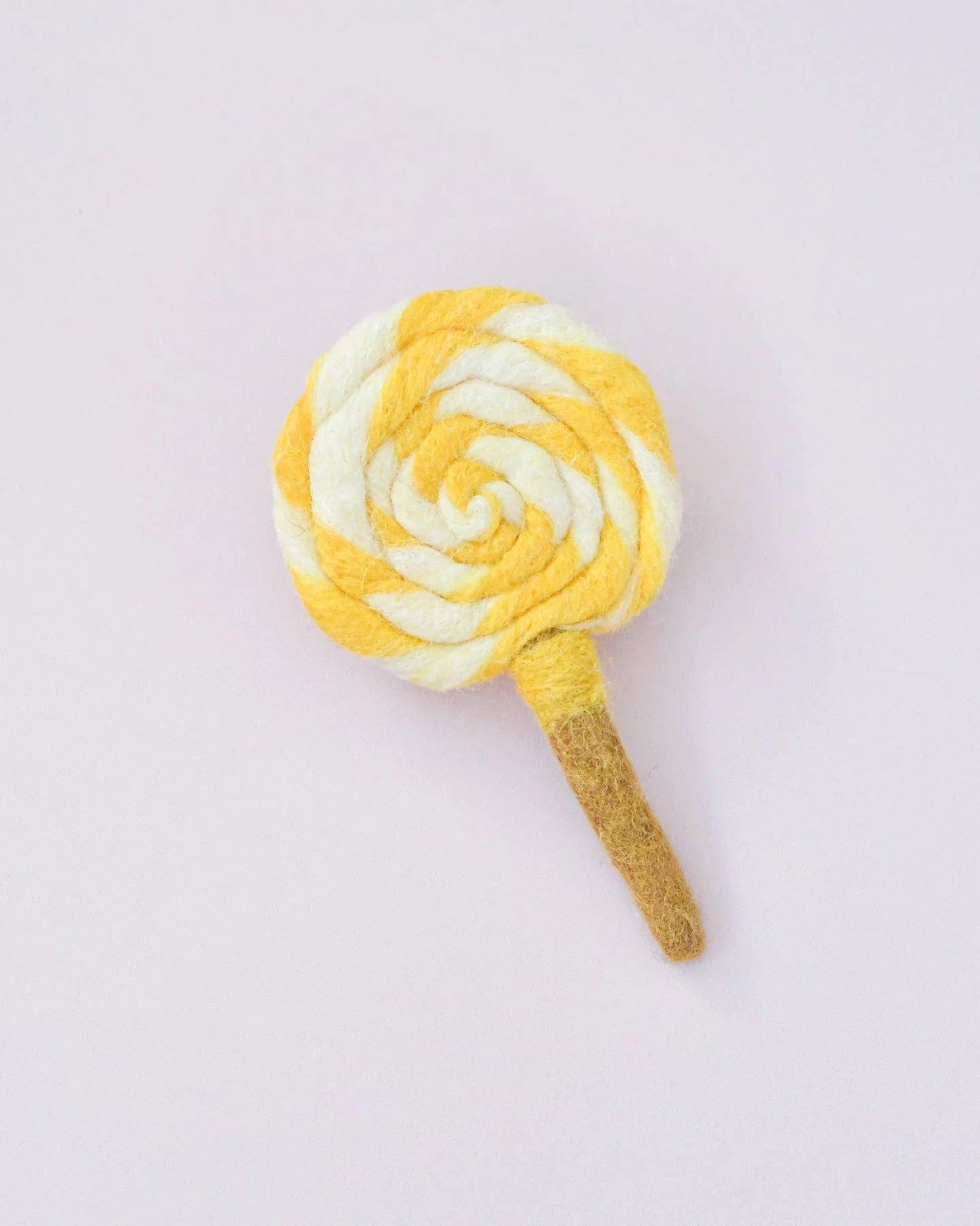 Sucette tourbillonnante jaune et blanche en feutre