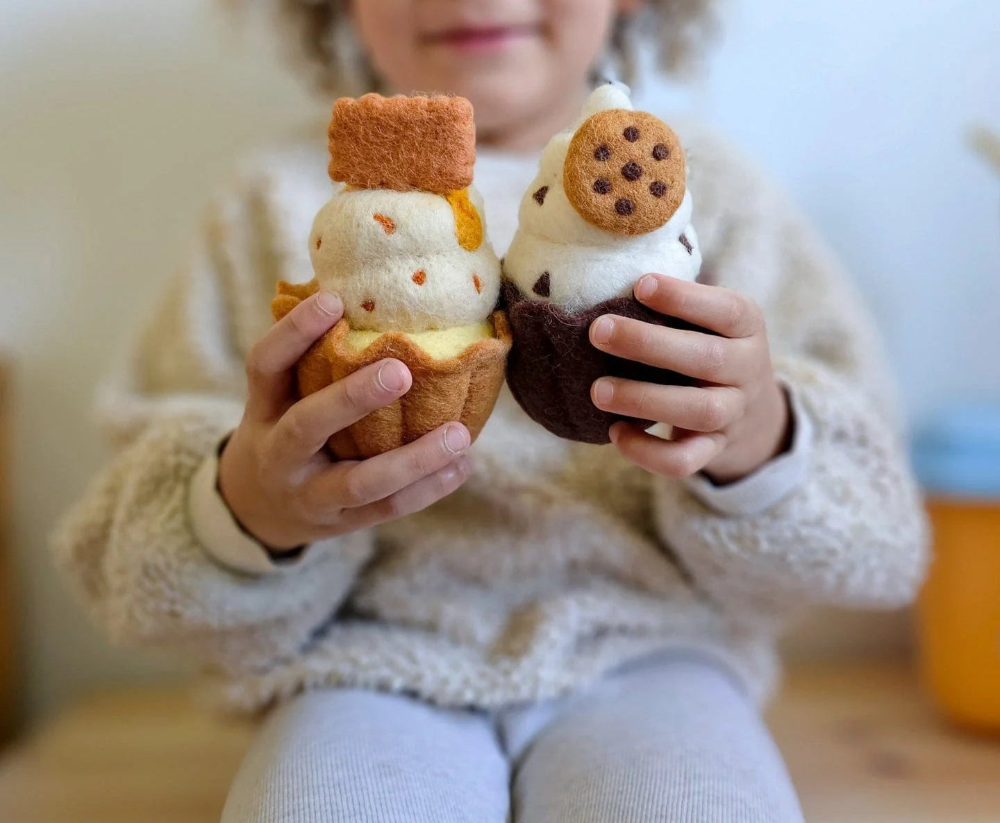 Cupcake géant en feutre aux biscuits et à la crème